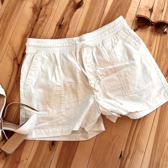 GAP Pants - NWOT gap womens white shorts